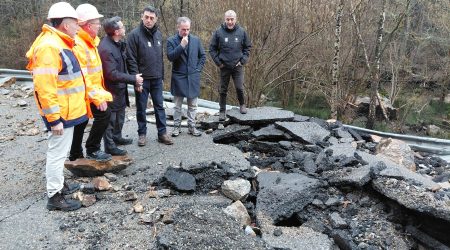 Quart per l'esquerra, el ministre, Raul Farré, visitant la zona afectada per l'esllavissada