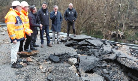 Quart per l'esquerra, el ministre, Raul Farré, visitant la zona afectada per l'esllavissada