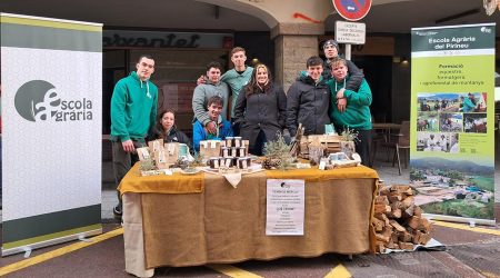 Parada amb productes fets per alumnes de l'Escola Agrària del Pirineu, al mercat de la Seu