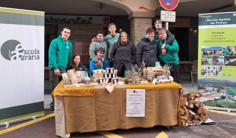 Parada amb productes fets per alumnes de l'Escola Agrària del Pirineu, al mercat de la Seu
