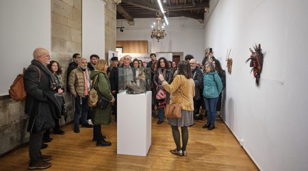 La directora de la Cátedra de Estudios de la Tradición de l'UVa, Pilar Panero, mostrant la màscara d'Ordino als assistents a la inauguració de l'exposició