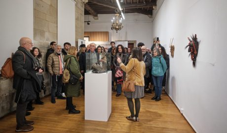 La directora de la Cátedra de Estudios de la Tradición de l'UVa, Pilar Panero, mostrant la màscara d'Ordino als assistents a la inauguració de l'exposició