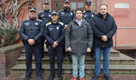 L'alcalde de la Seu, Joan Barrera (segon per la dreta), amb policies municipals