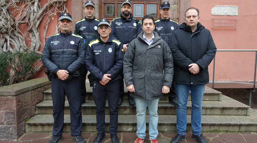 L'alcalde de la Seu, Joan Barrera (segon per la dreta), amb policies municipals (Aj. la Seu)