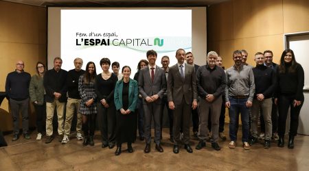 Foto de família en la presentació del projecte de l'edifici multifuncional