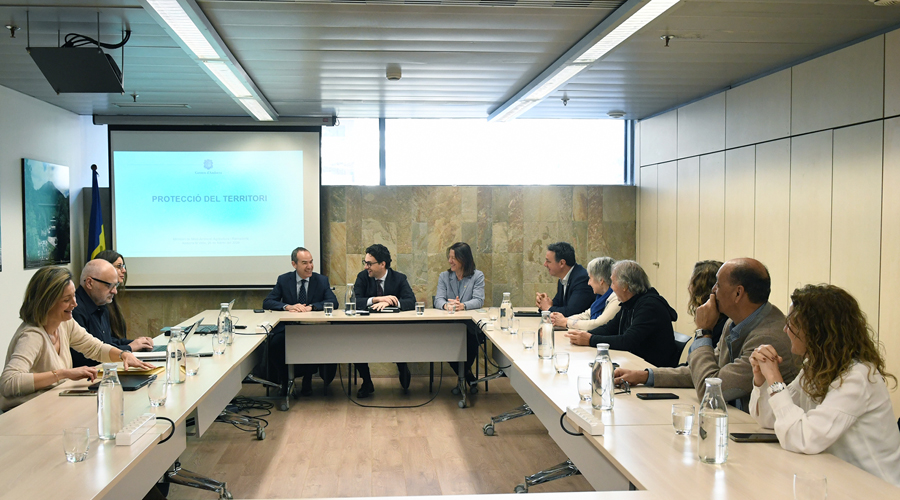 Al centre, Guillem Casal, amb els cònsol de Canillo i Ordino, així com els exministres de Medi Ambient (SFGA)
