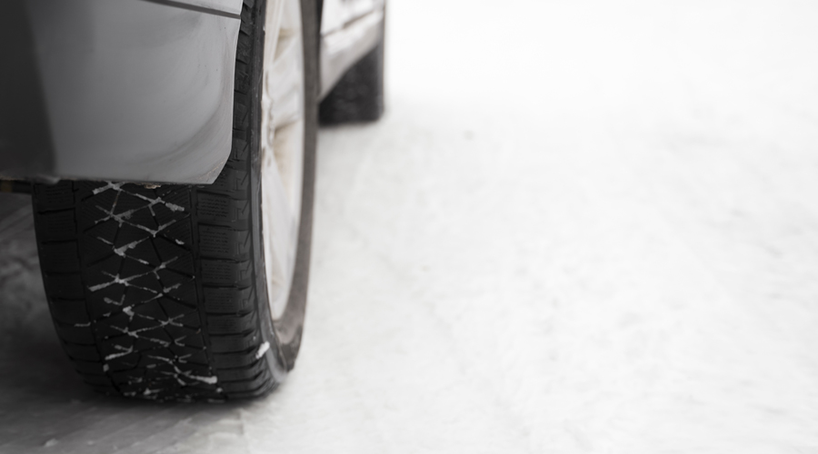 Conducció sobre neu (Freepik)