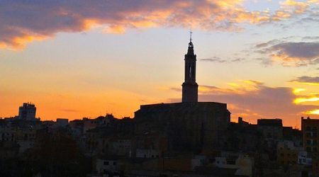 Vista parcial del centre històric de Valls amb l'església de Sant Joan i el seu campanar