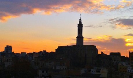 Vista parcial del centre històric de Valls amb l'església de Sant Joan i el seu campanar