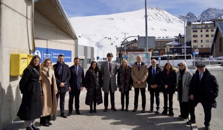 Al centre, els síndics i els cònsols d'Encamp