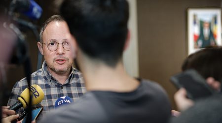 Xavier Espot informant els mitjans de comunicació de la reobertura de l'RN20