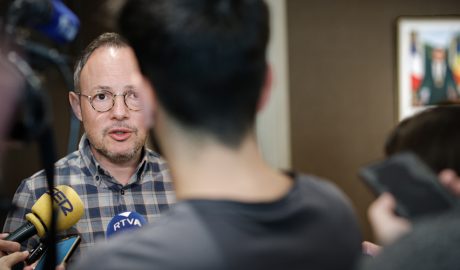 Xavier Espot informant els mitjans de comunicació de la reobertura de l'RN20