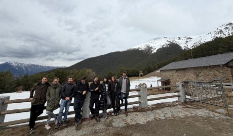 La ministra, Mònica Bonell -tercera per la dreta-, amb membres de la productora