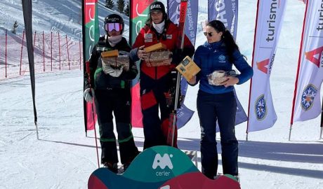 A l'esquerra, Carlota Comellas, al segon calaix del podi