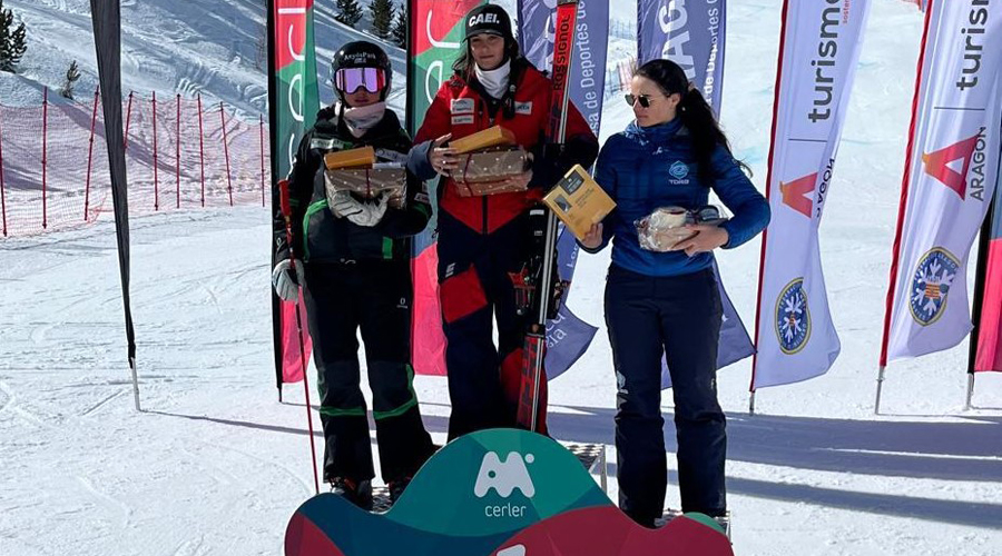 A l'esquerra, Carlota Comellas, al segon calaix del podi (FAE)