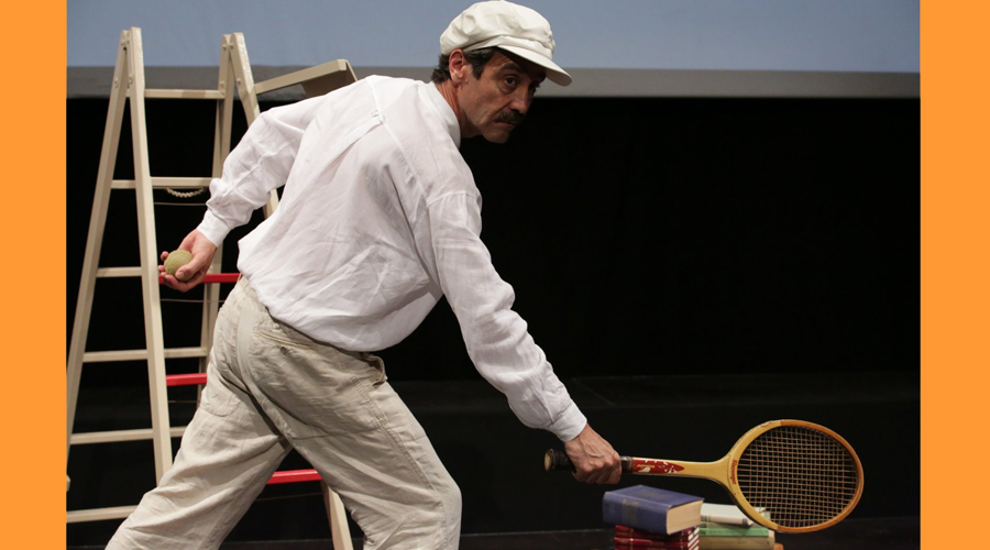 Una imatge de l'espectacle "Pompeu Fabra: jugada mestra!", interpretat per Òscar Intente (Comú d'Encamp)