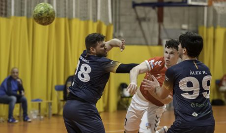 Dos jugadors tricolors en una acció defensiva
