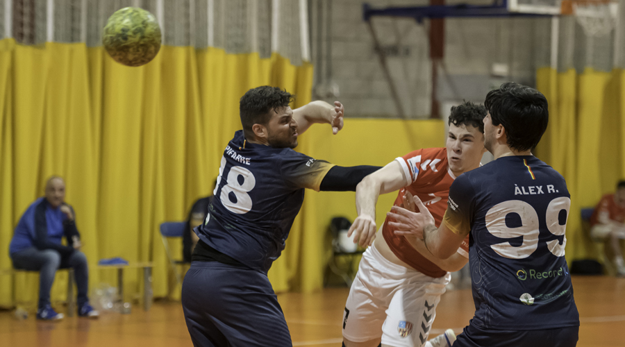 Dos jugadors tricolors en una acció defensiva
