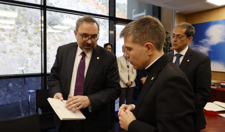 En primer terme, Juli Minoves i Mons. Josep-Lluís Serrano i Pentinat