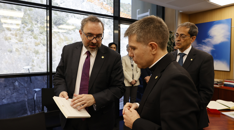 En primer terme, Juli Minoves i Mons. Josep-Lluís Serrano i Pentinat (Bisbat d'Urgell)