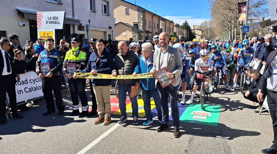 Les autoritats, just abans de la sortida de l'etapa, aquest matí, a la Seu d'Urgell