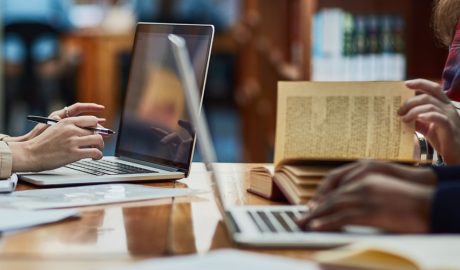 Alumnes d'educació superior treballant en els seus estudis