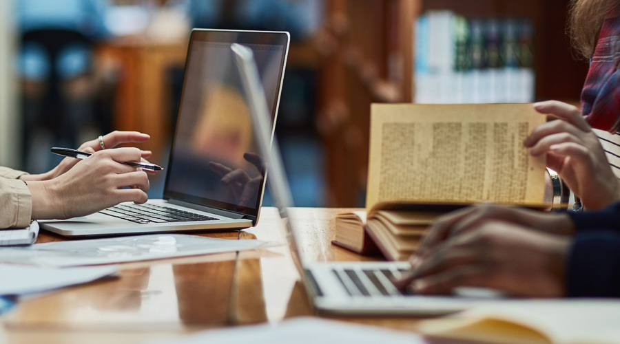 Alumnes d'educació superior treballant en els seus estudis