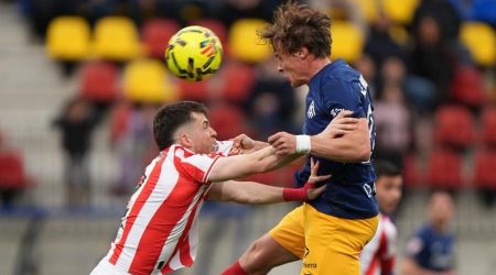 Pilota disputada per dos jugadors, aquest diumenge