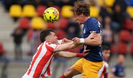 Pilota disputada per dos jugadors, aquest diumenge