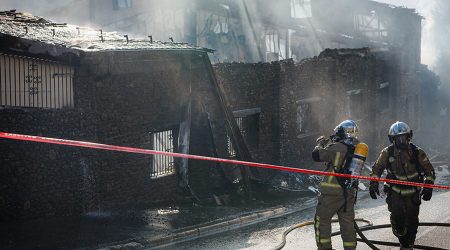 Dos bombers en les tasques d'extinció