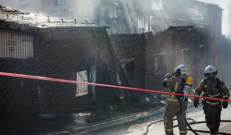 Dos bombers en les tasques d'extinció