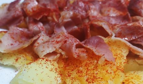 Un plat de braó de porc cuit amb patates