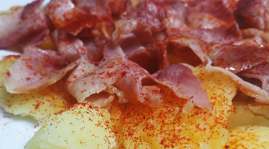 Un plat de braó de porc cuit amb patates
