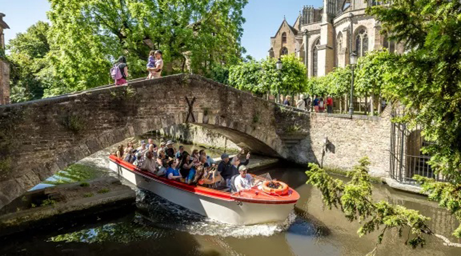 Un dels atractius, navegar pels canals de la ciutat