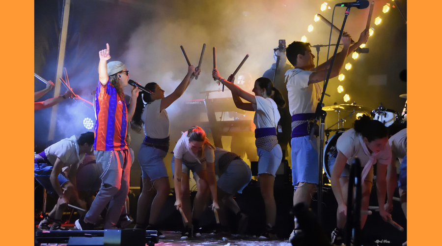 Els Bastoners Lauredians en una actuació de Buhos. Foto: Cedida