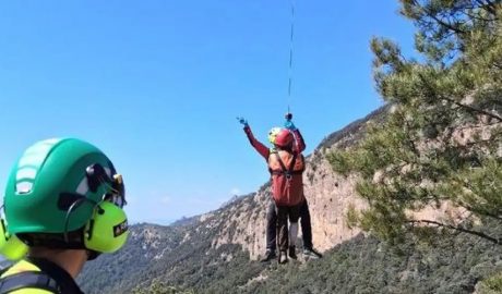 El caçador sent evacuat en helicòpter