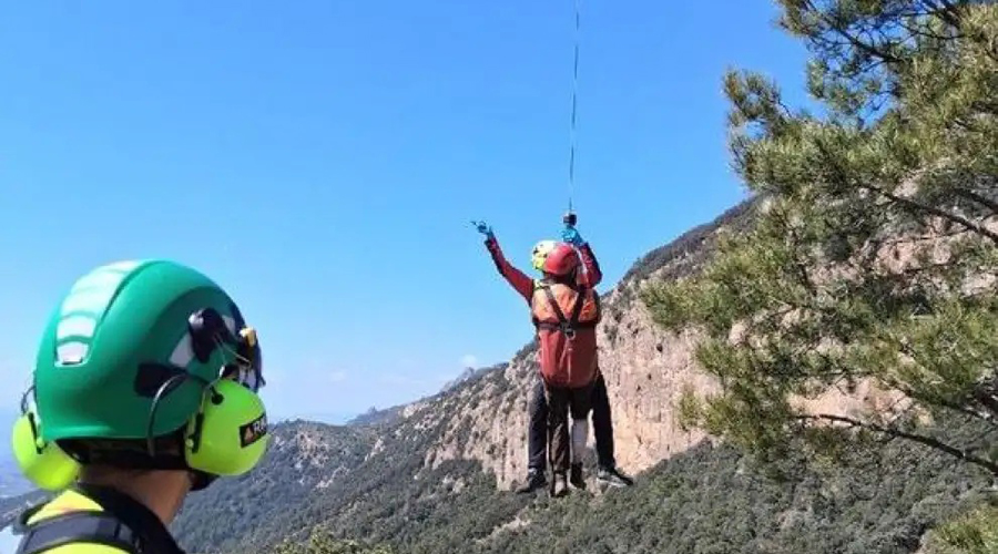 El caçador sent evacuat en helicòpter (Bombers.cat)