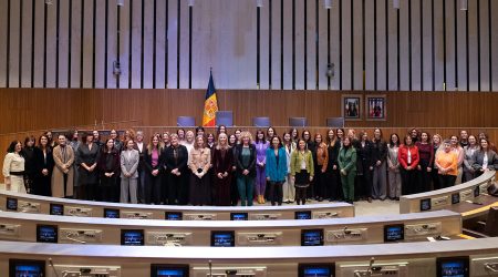 Les dones que s'han aplegat aquest dilluns en commemoració del Dia Internacional de la Dona