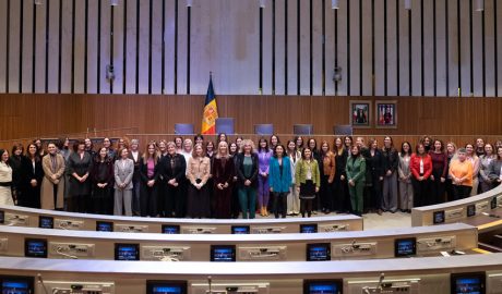 Les dones que s'han aplegat aquest dilluns en commemoració del Dia Internacional de la Dona