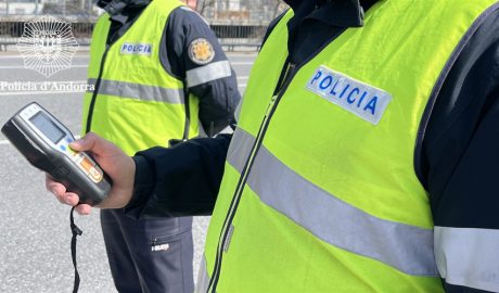 Dos agents en un control d'alcoholèmia