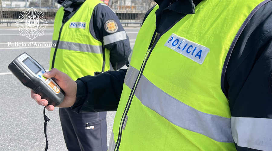 Dos agents en un control d'alcoholèmia