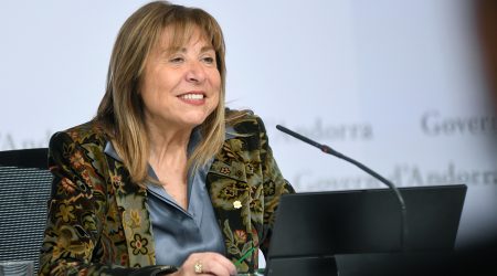 La ministra, Conxita Marsol, compareixent en roda de premsa