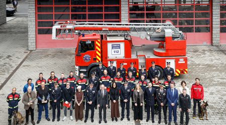 Foto de família amb bombers i autoritats