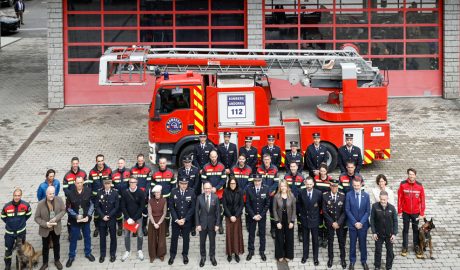 Foto de família amb bombers i autoritats