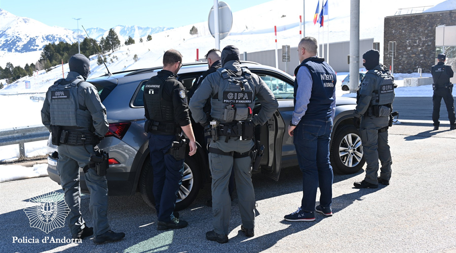 Instant de l'extradició dels dos malfactors (Policia d'Andorra)
