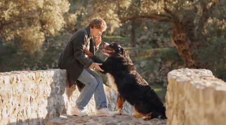 Una persona jove acompanyada d'un gos