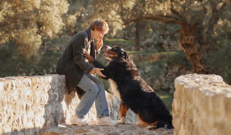 Una persona jove acompanyada d'un gos