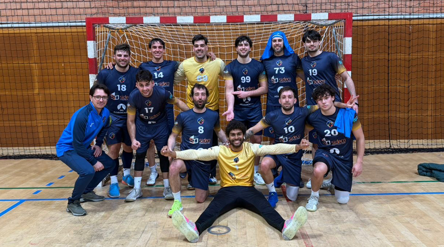 Els tricolors després d'imposar-se al Moncada. Foto: Handbol Club Serradells