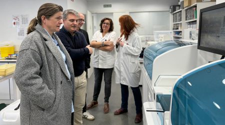 Maria Vergés visita el laboratori d'analítiques de l'Espitau Val d'Aran