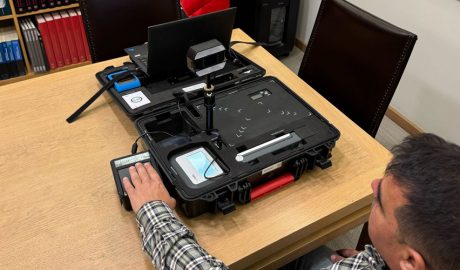 Una màquina d'expedir passaports andorrans